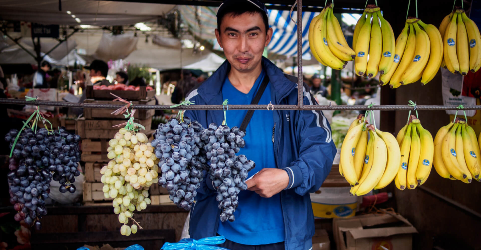 Рынок кыргызстана. Osh Bazaar Бишкек. Ошский базар в Бишкеке. Рынок в Оше Киргизия. Ошский рынок в Бишкеке.