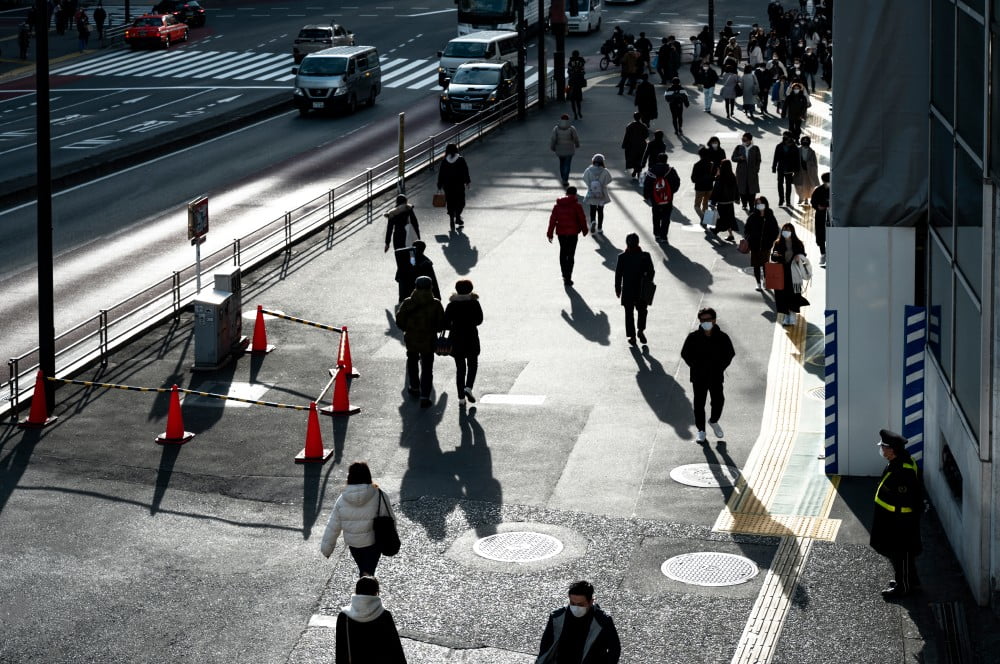 tokyo-people-traveling-street 1